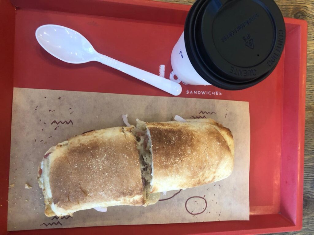 sanduíche e café