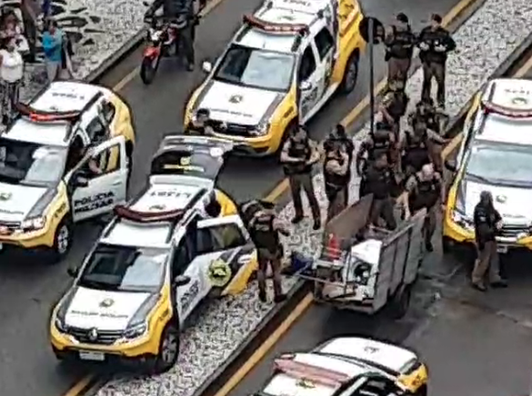PM faz abordagem truculenta a carrinheiro no Centro de Curitiba