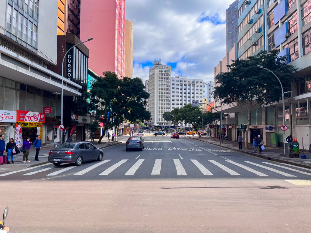 Vai vender um imóvel em Curitiba? Dados mostram preço e tempo até a venda