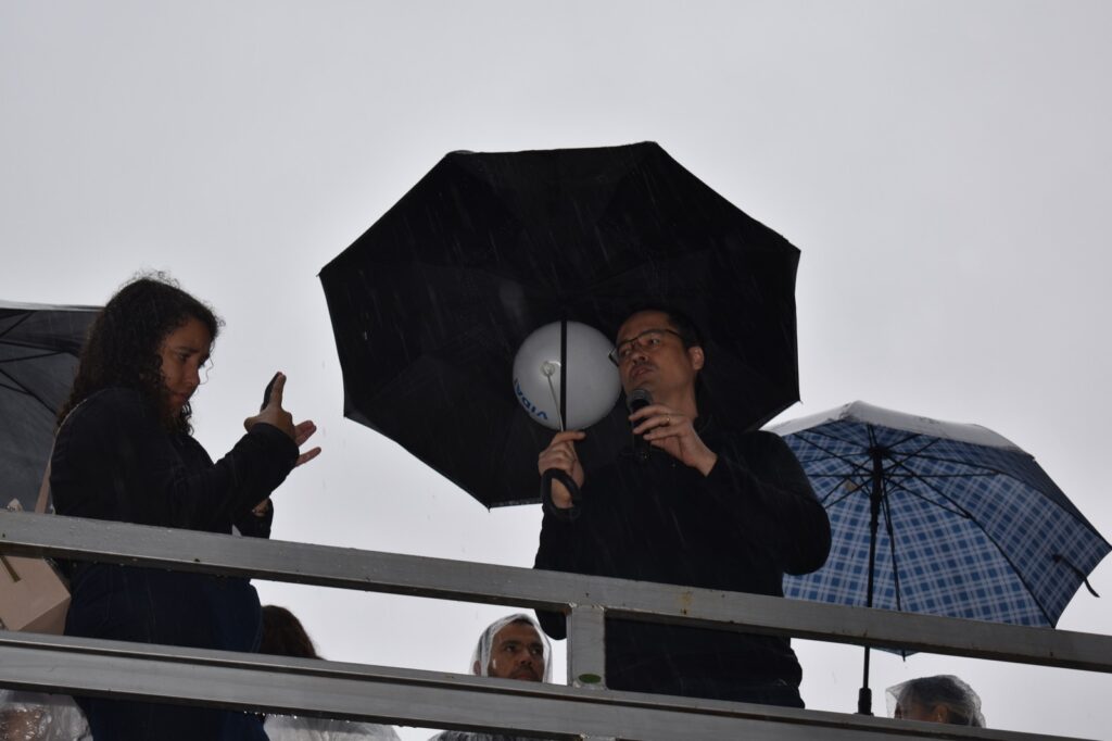 homem branco de guarda-chuva