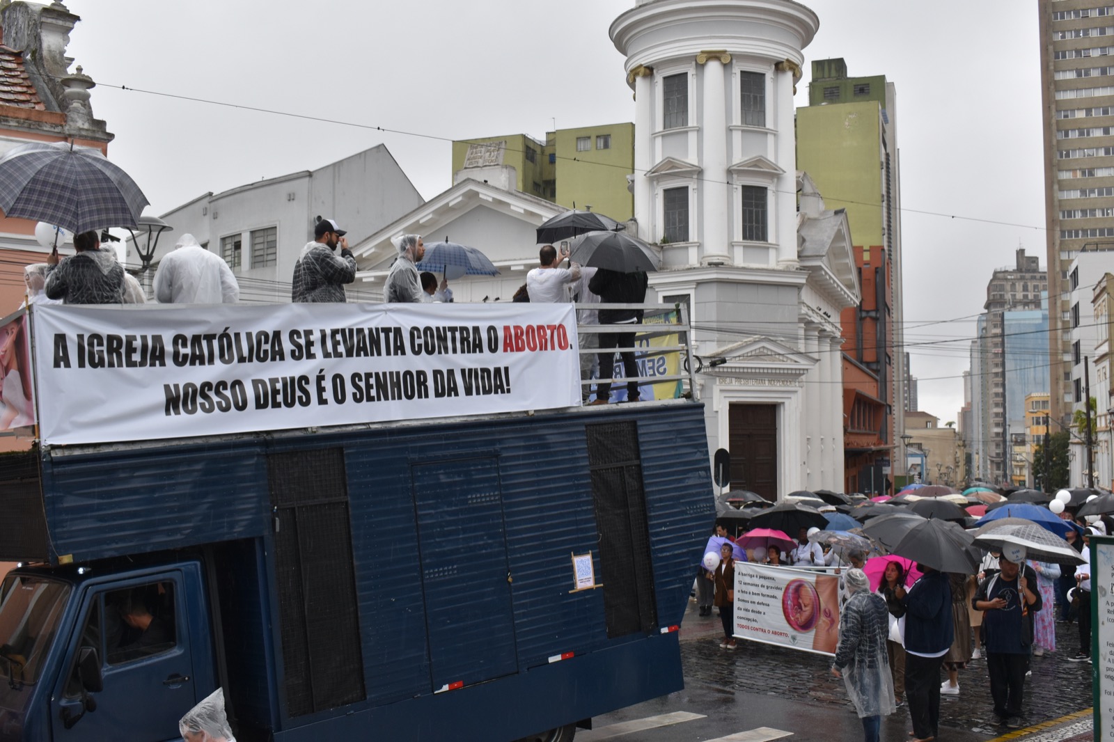 Apenas um dos 40 deputados que se dizem contra aborto participou do ato em Curitiba
