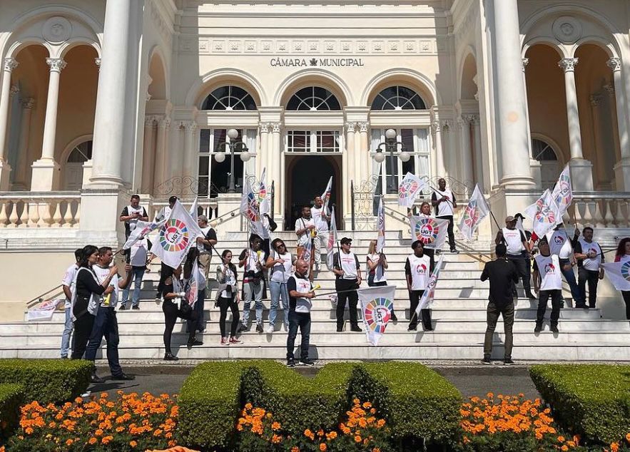 Frentistas fazem protesto em Curitiba após colega ser alvo de ataques racistas