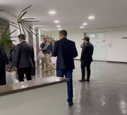 Operação que investiga rachadinha “limpa” gabinete e apreende armas de Ricardo Arruda