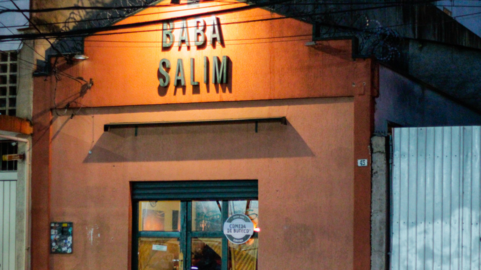 É uma delícia jantar no Baba Salim às segundas-feiras, mesmo sozinha