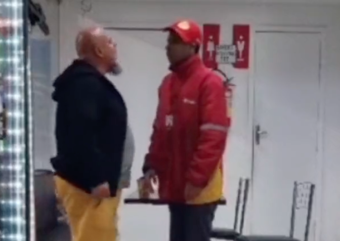 Racista que agrediu funcionário de posto vai usar tornozeleira até julgamento