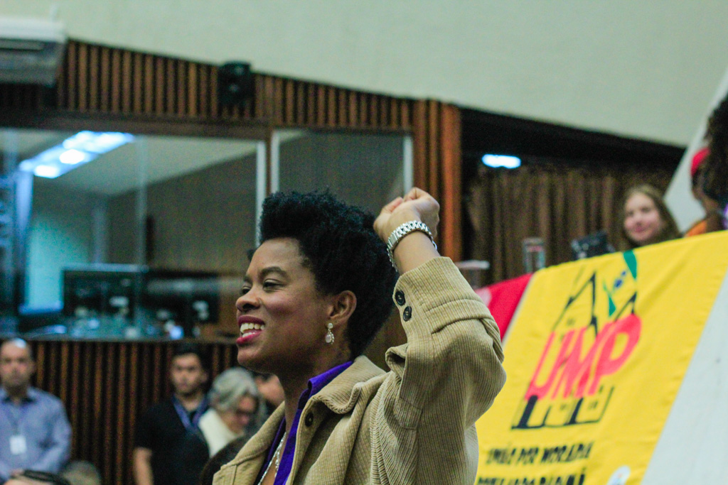 Carol Dartora é recebida aos gritos de “prefeita” em evento em Curitiba