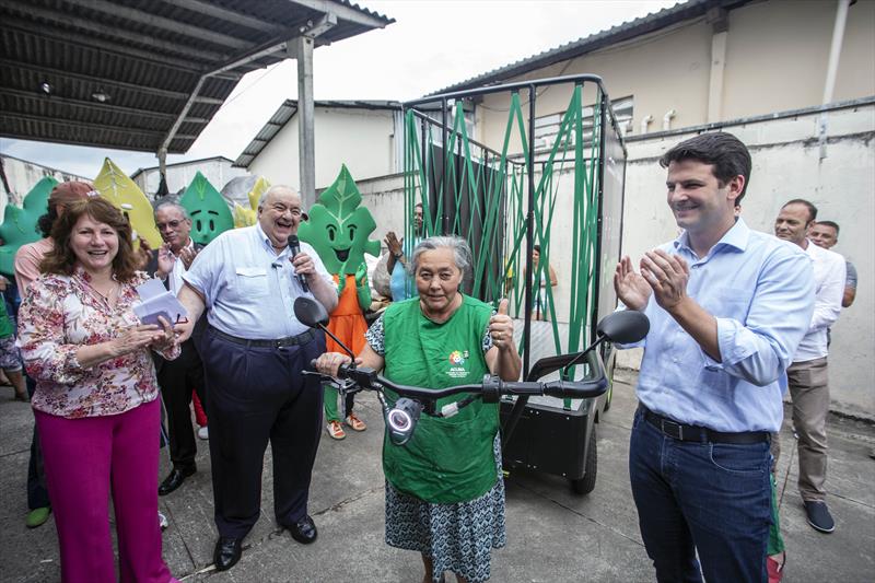 Carrinho elétrico custa quase um ano de renda de catadores de lixo