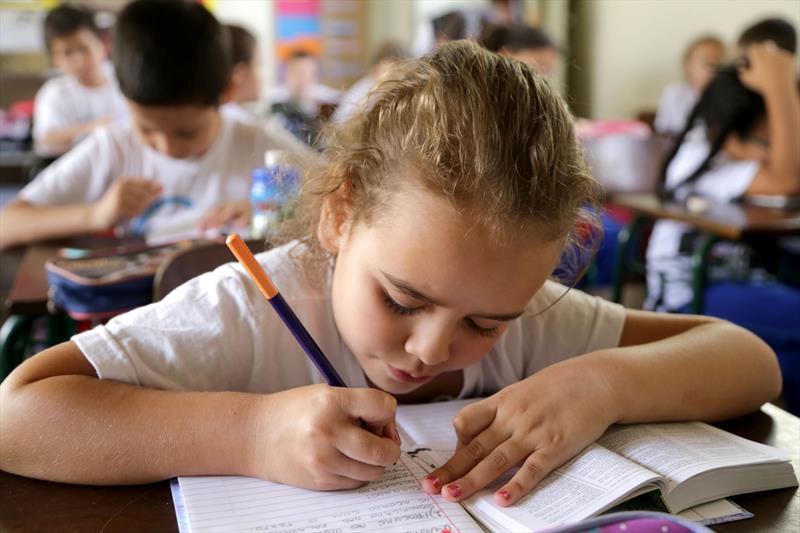 Orçamento de 2024 irá detalhar recursos para Educação Especial e de Jovens e Adultos