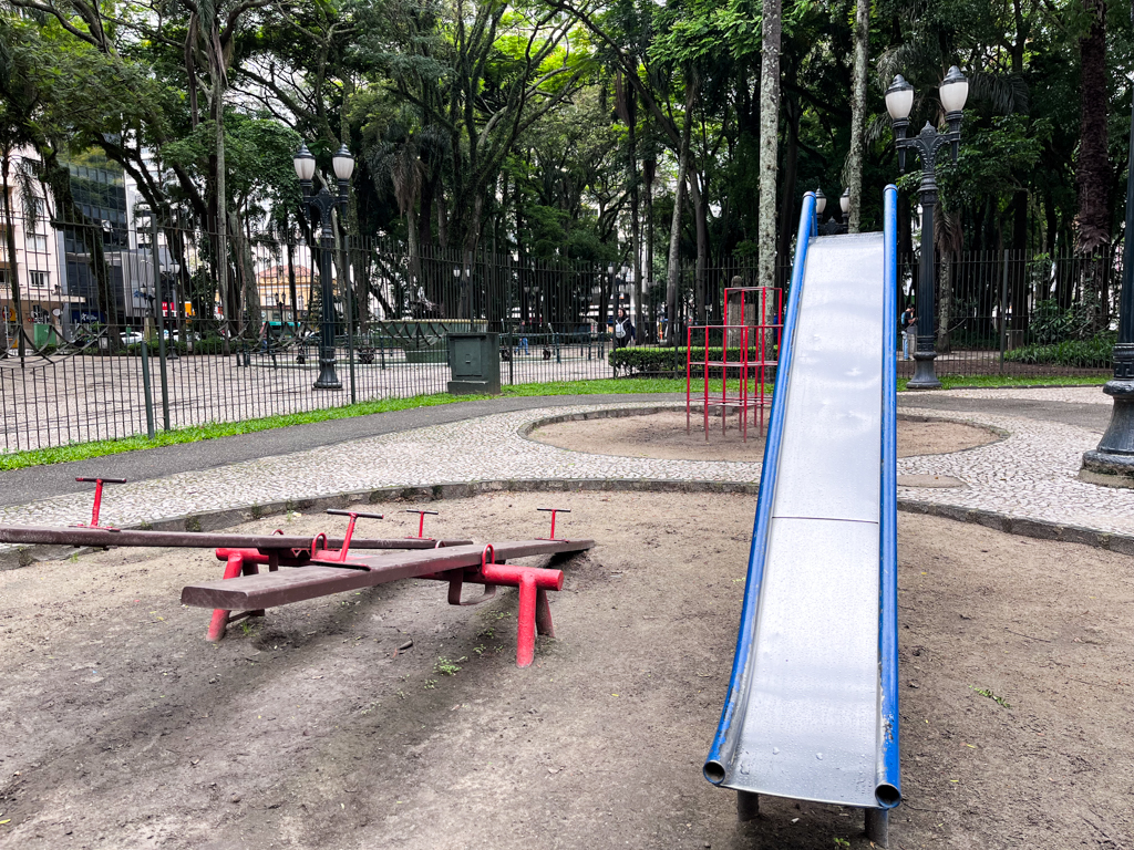 Mãe cria página no Instagram para fiscalizar parquinhos de Curitiba