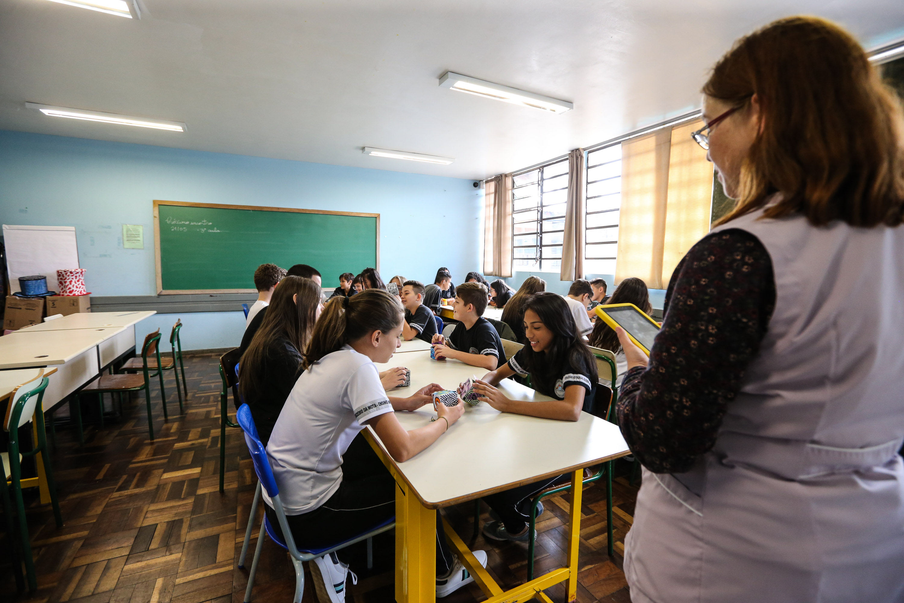 Contratação temporária cresce e já engloba quase metade dos professores do Paraná