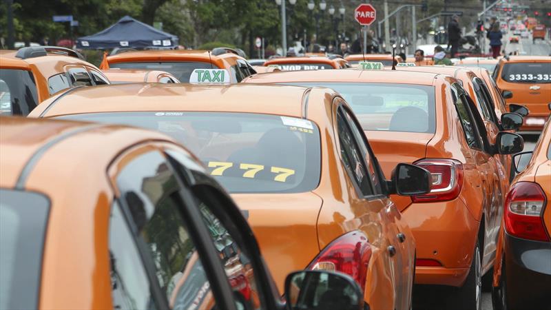 Greca quer novas licenças de táxi e alterar legislação do setor