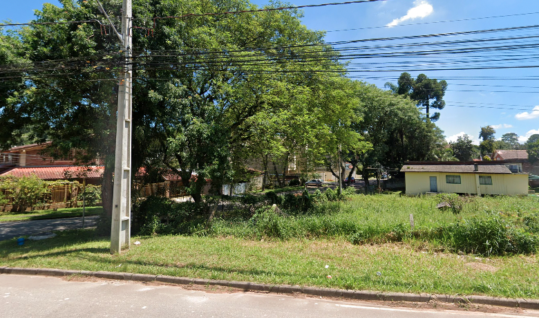 Proprietário de imóvel recebe multa de R$ 30 mil por não limpar terreno