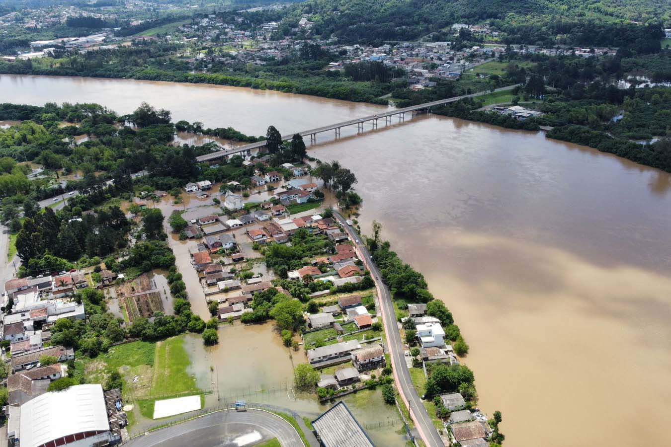 Chuva é forte em Curitiba, mas é no interior que a situação é mais dramática