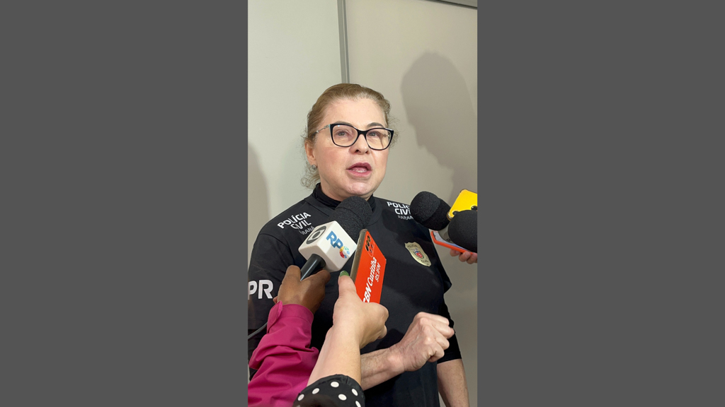 mulher branca sendo entrevistada