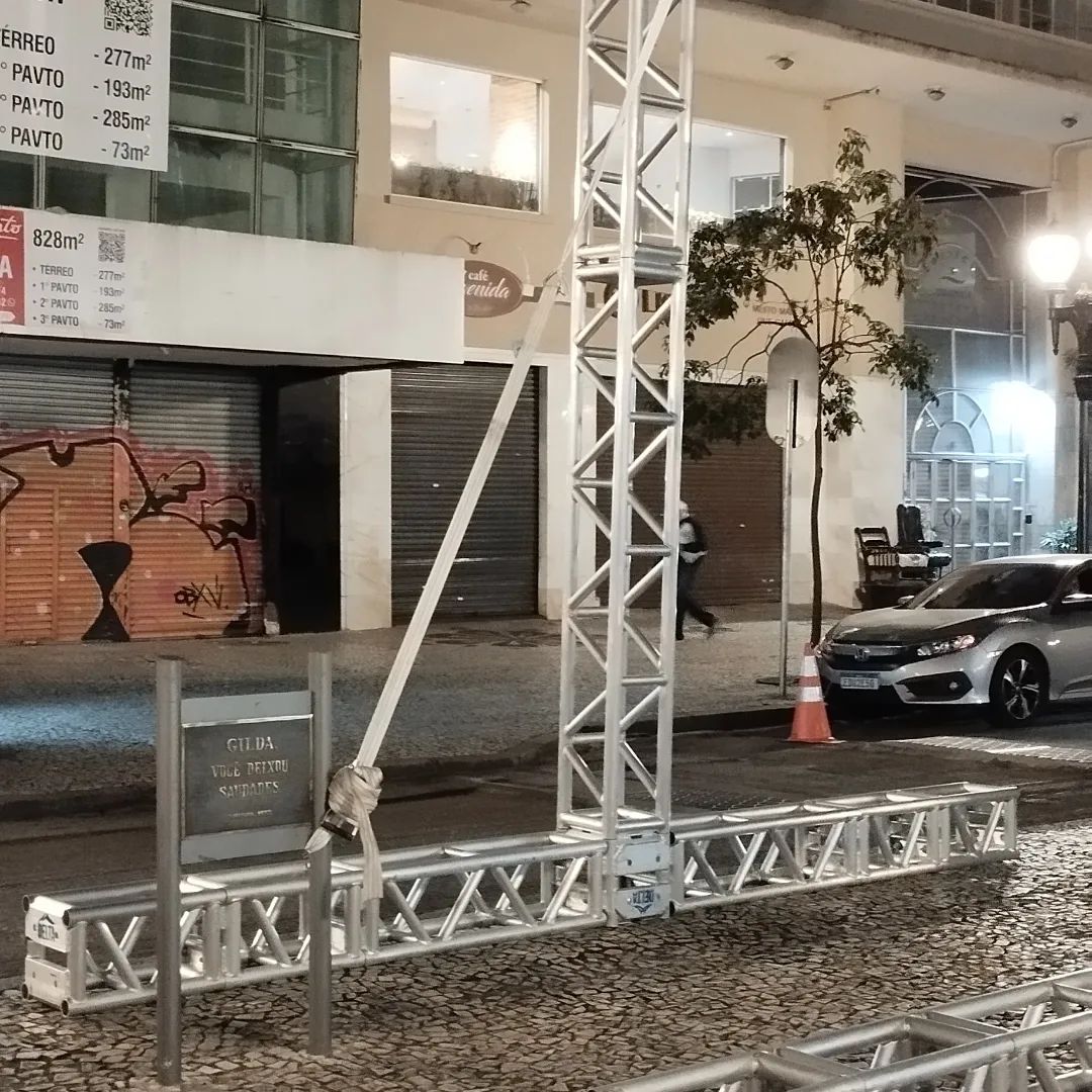 Vereadora critica uso da placa de Gilda para amarrar estrutura de roda gigante