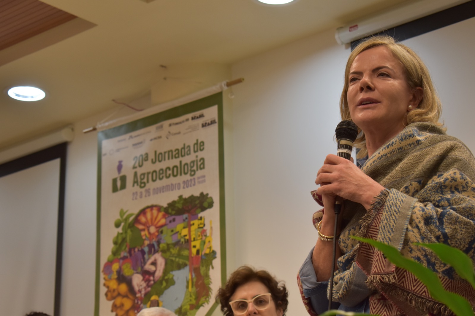 Gleisi sobre candidatura de Deltan a prefeito: “É um sinal contraditório e ruim”