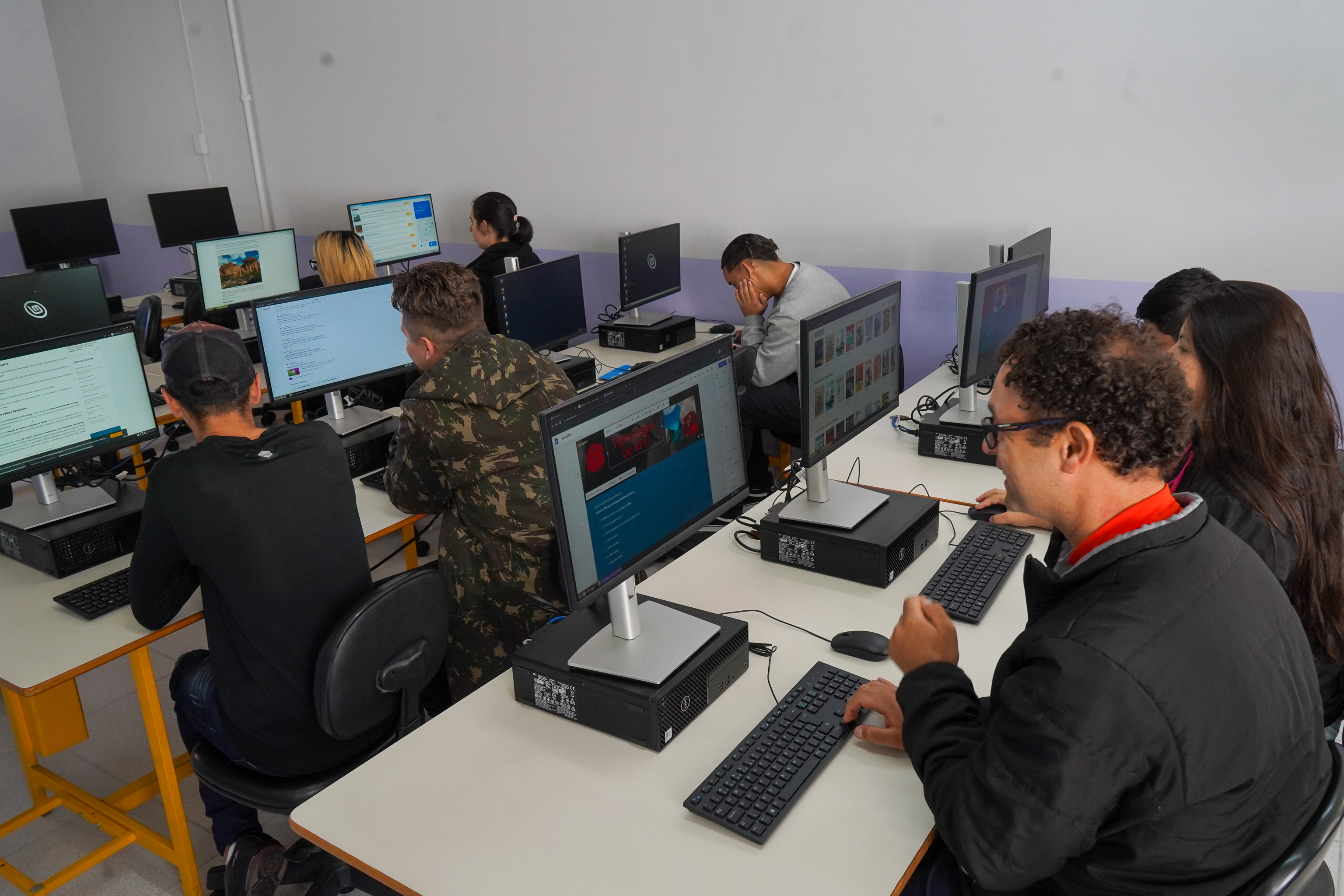 Com novas regras, número de adultos que voltam à escola cai 59% no governo Ratinho