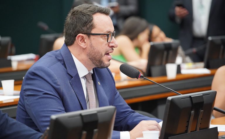 Policial é condenado por extorsão; promotoria diz que deputado participou de crime