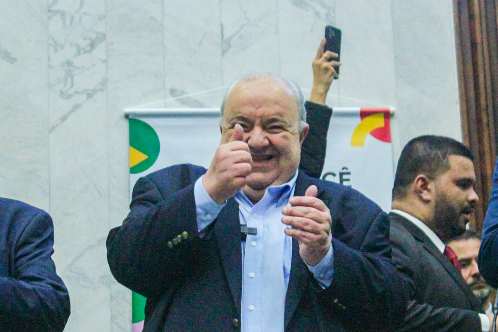 Greca sanciona reajuste aprovado pela Câmara e eleva o próprio salário