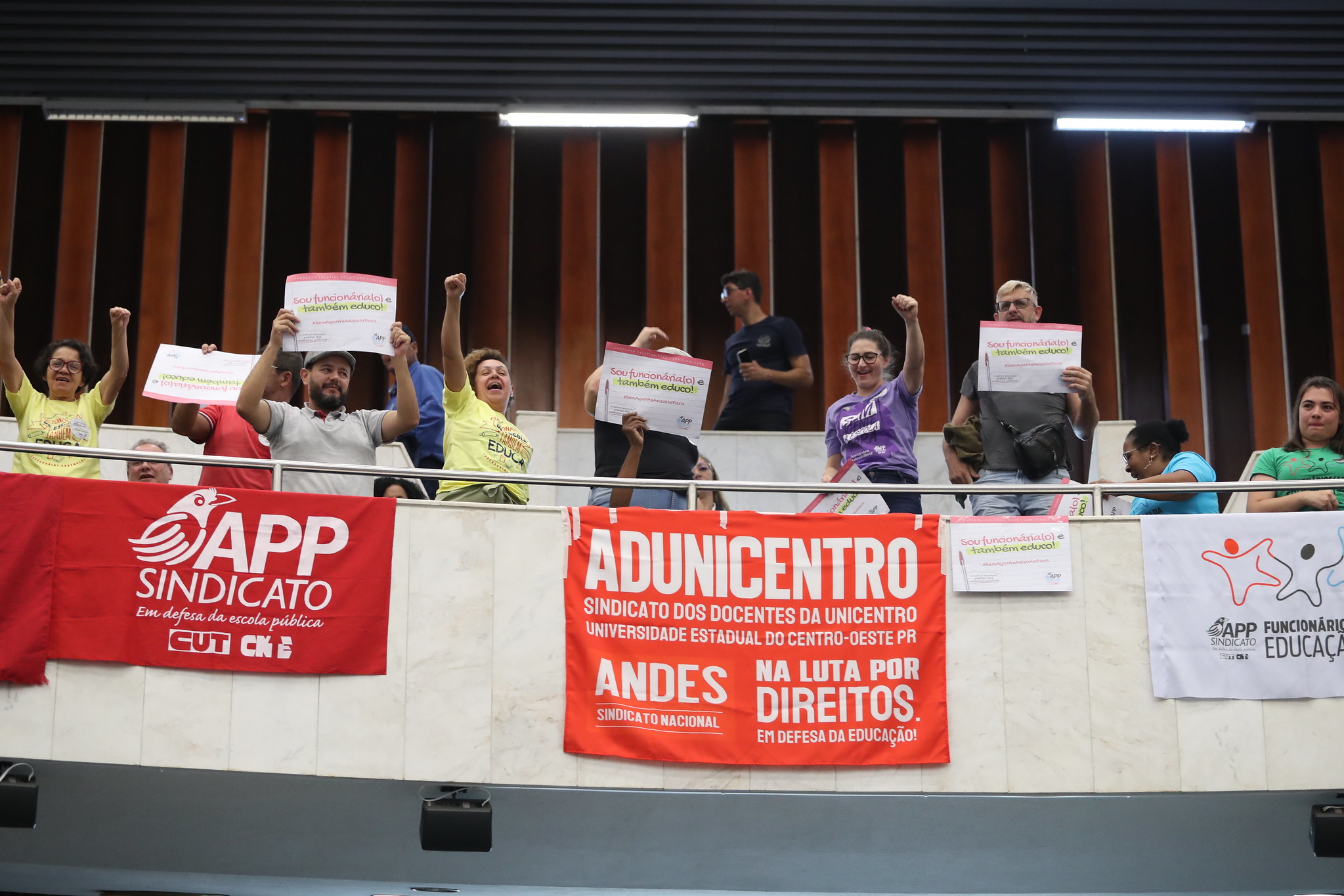 Após pressão, Ratinho cede e manda projeto para reestruturar carreiras da educação