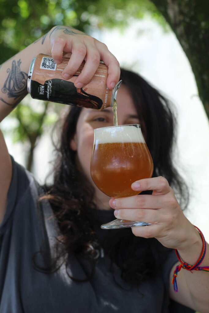 mulher branca tomando cerveja
