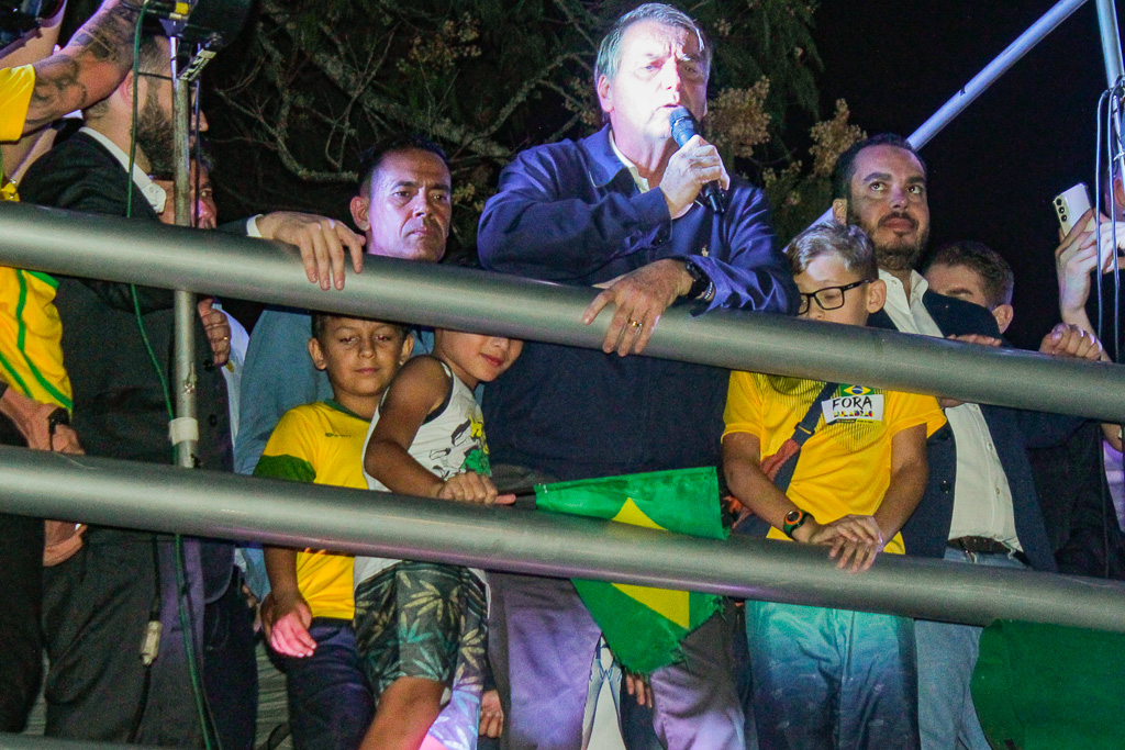 Passagem de Bolsonaro tem discurso para plenário esvaziado e palanque para deputados