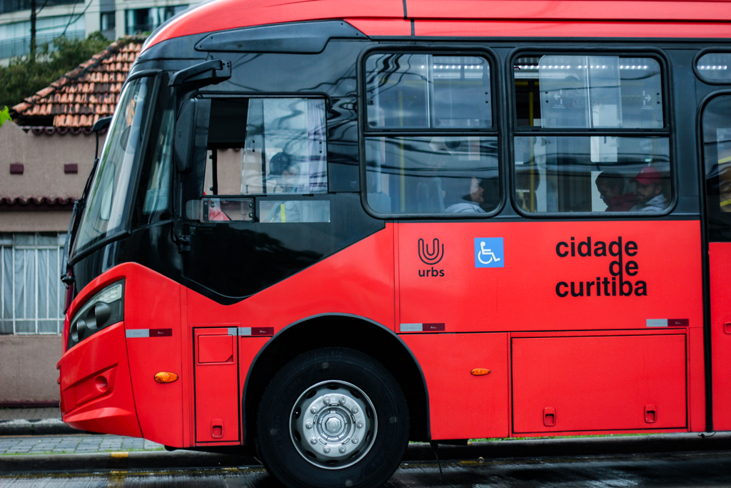 Veja quem votou pelo regime de urgência para aquisição de ônibus elétricos em Curitiba