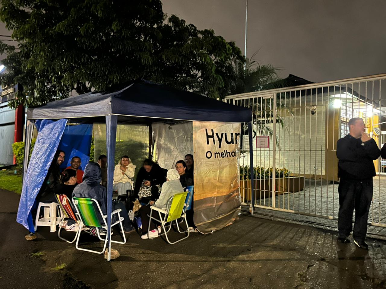 Pais passam a noite na rua para tentar vaga em escola municipal no Boqueirão