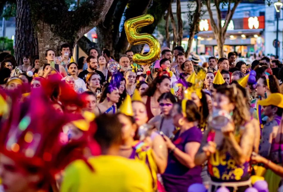 Ambulantes são proibidos de trabalhar durante pré-carnaval e blocos organizam protesto