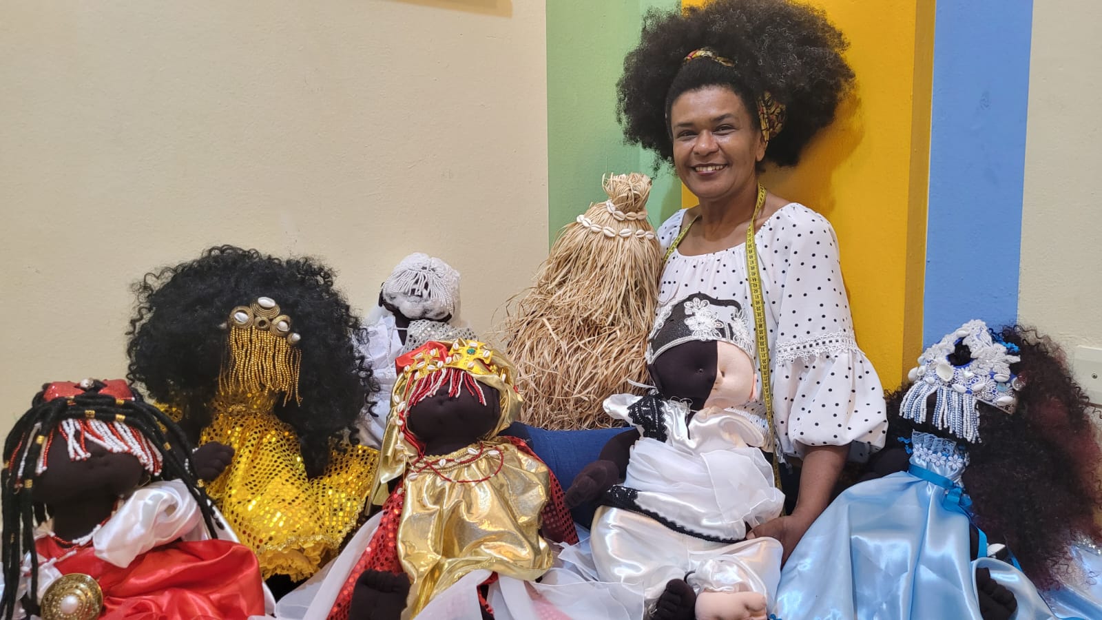Artesã de Londrina cria bonecas inspirados em orixás