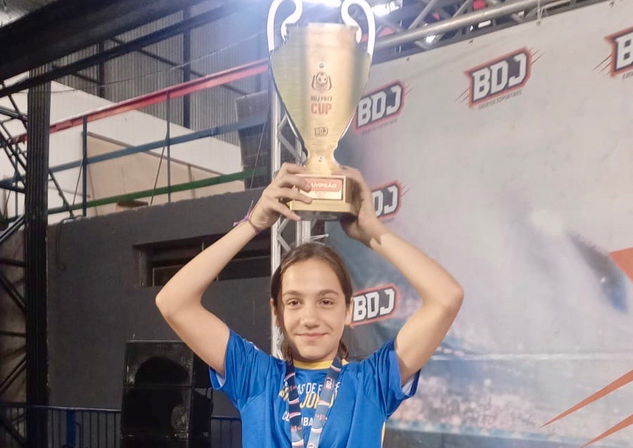 Não tem escola de futebol para meninas? Elas jogam mesmo assim