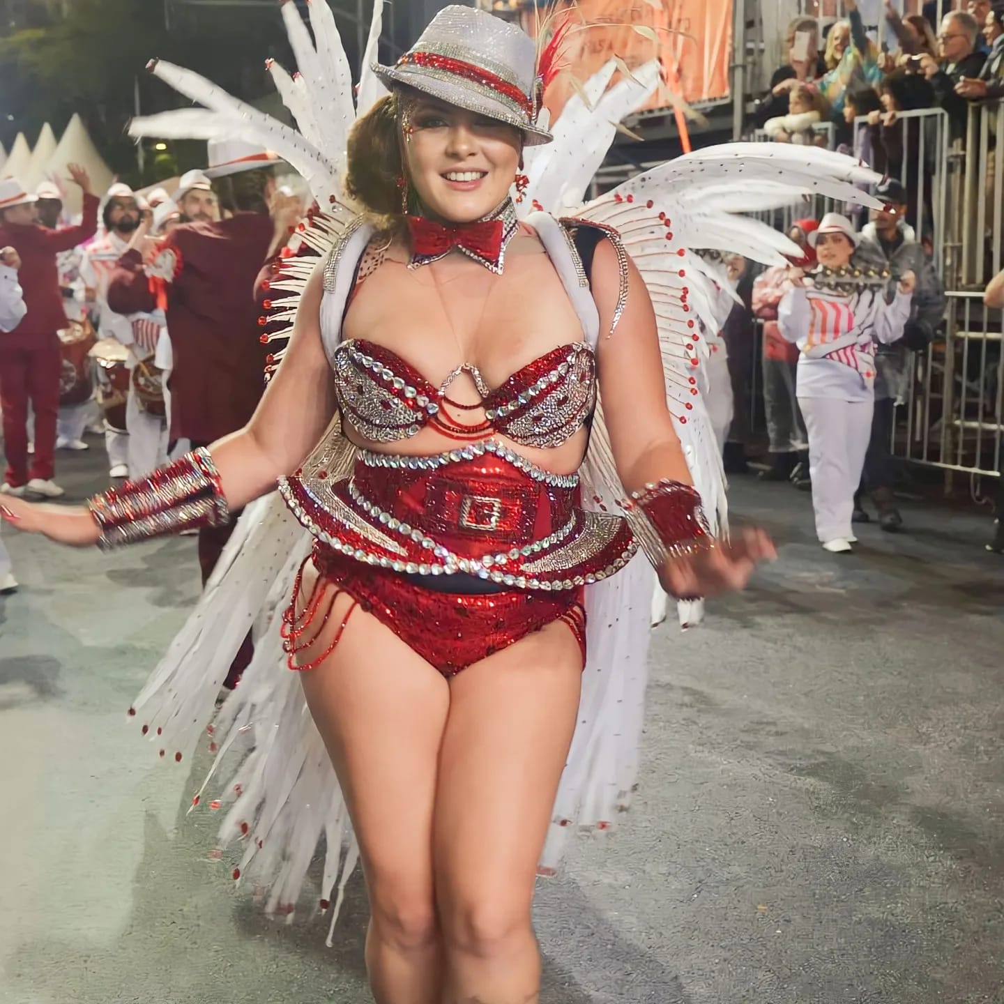 Thamy Cristiane Xavier de Oliveira é reinha de bateria da Deixa Falar. Foto: arquivo pessoal