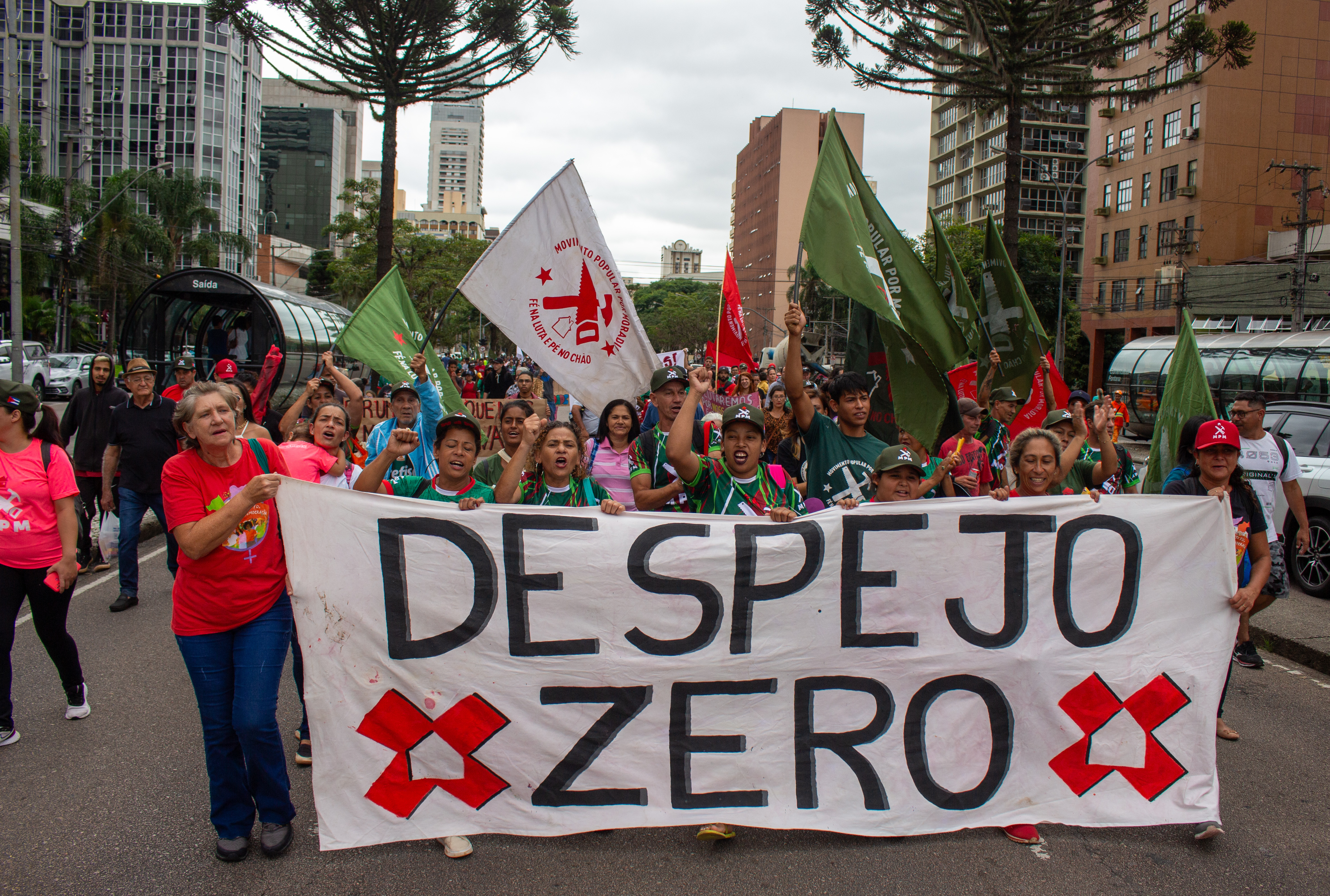 Mulheres da articulação Despejo Zero marcham por moradia em Curitiba