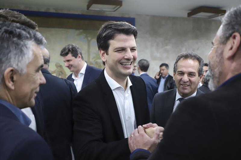 Herdeiro de dois impérios, paranista, pupilo de Beto Richa: quem é o prefeito eleito Eduardo Pimentel