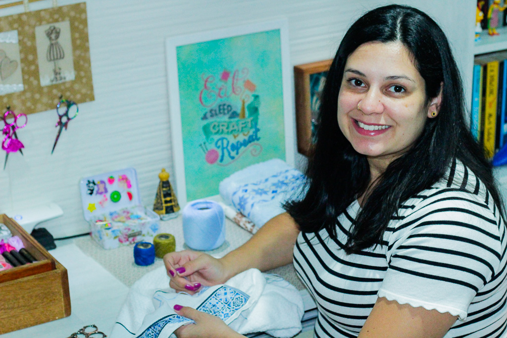 Evelyn Bueno: curitibana ensina bordado online e se torna fenômeno no Youtube