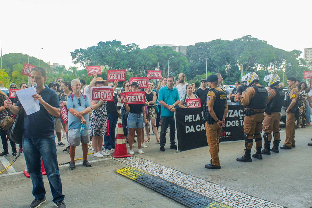 Técnicos da UFPR e da UTFPR, que estão em greve, fazem protesto durante agenda de Camilo Santana em Curitiba