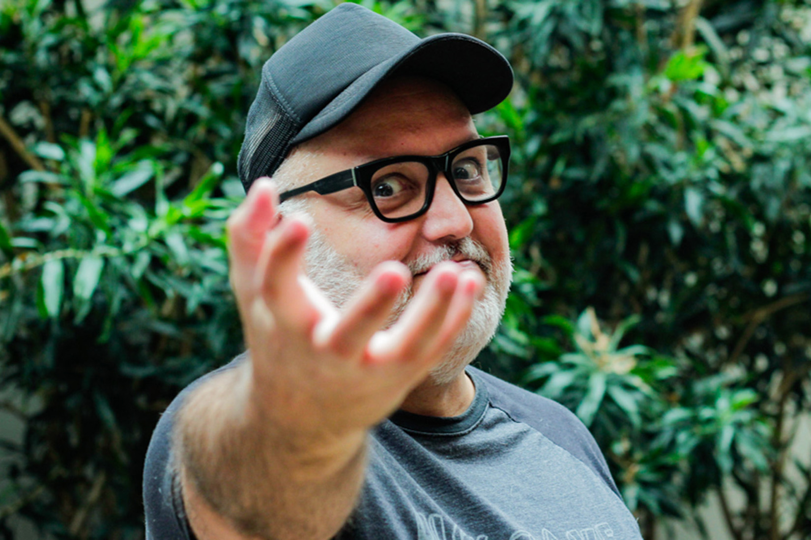 Com sangue e humor jorrando no palco, é tudo verdade e tudo mentira na volta de Biscaia ao teatro