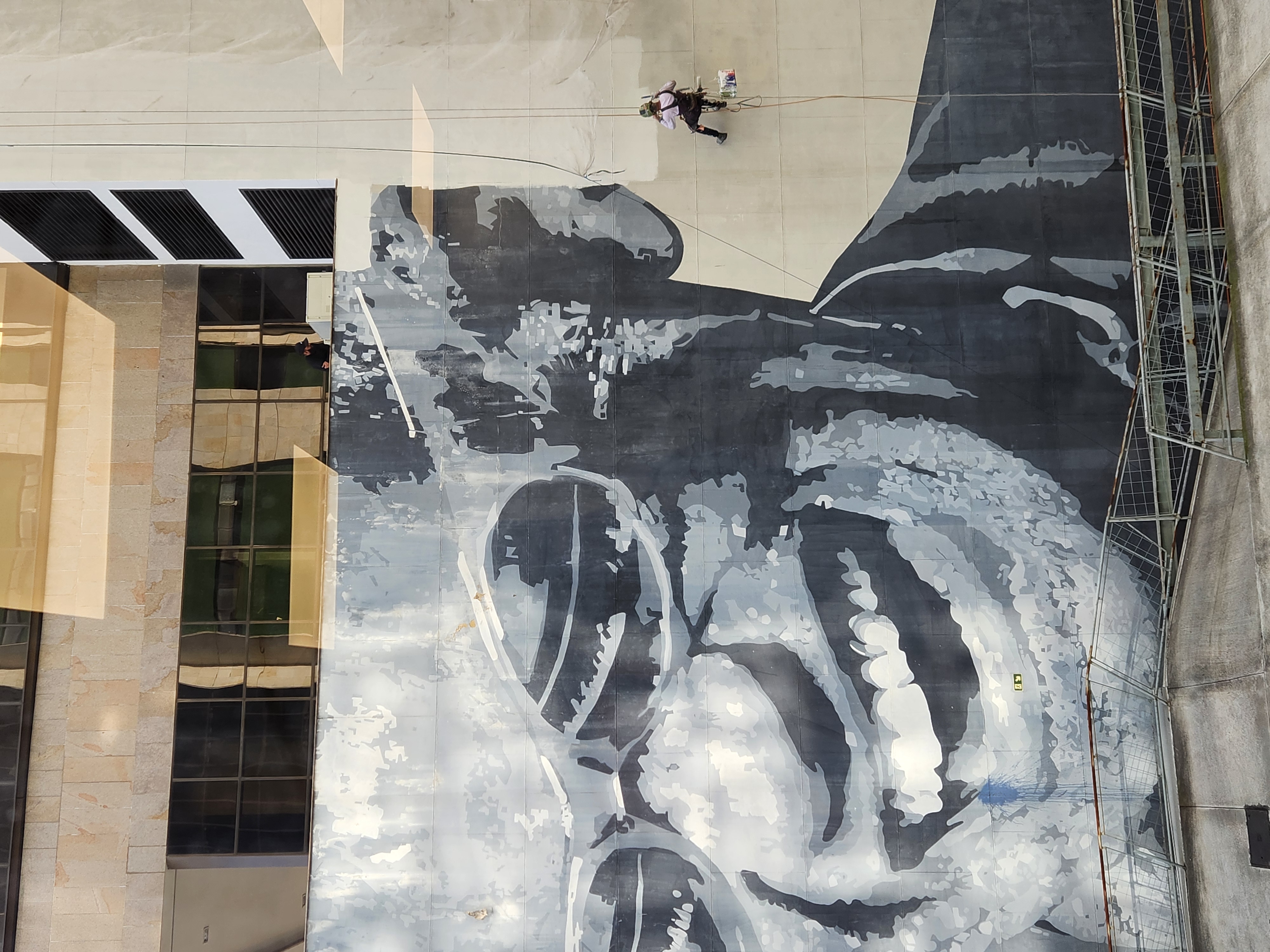 Mural de Ray Charles no Centro de Curitiba começa a ser apagado