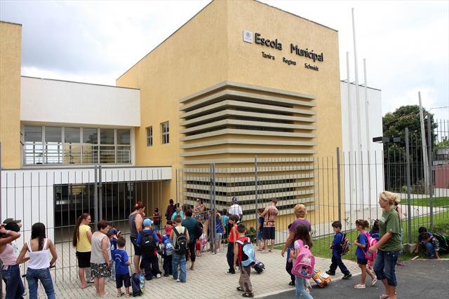 Com falta de professores, prefeitura organiza compra de licença-prêmio