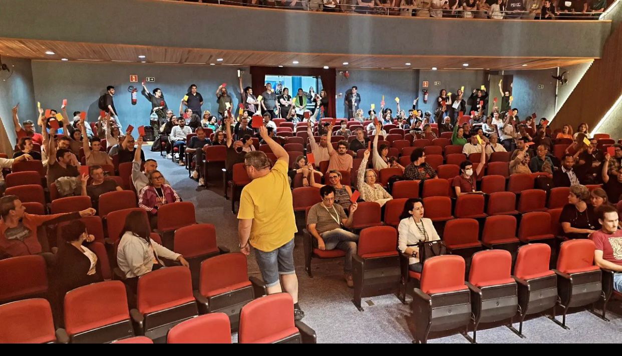 Professores da UTFPR e UFPR aprovam greve a partir de 15 de abril