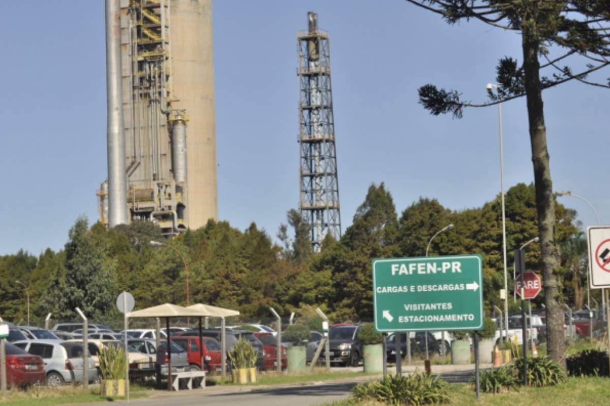 Diretoria da Petrobrás discute reabertura da Fafen, em Araucária, nesta quarta