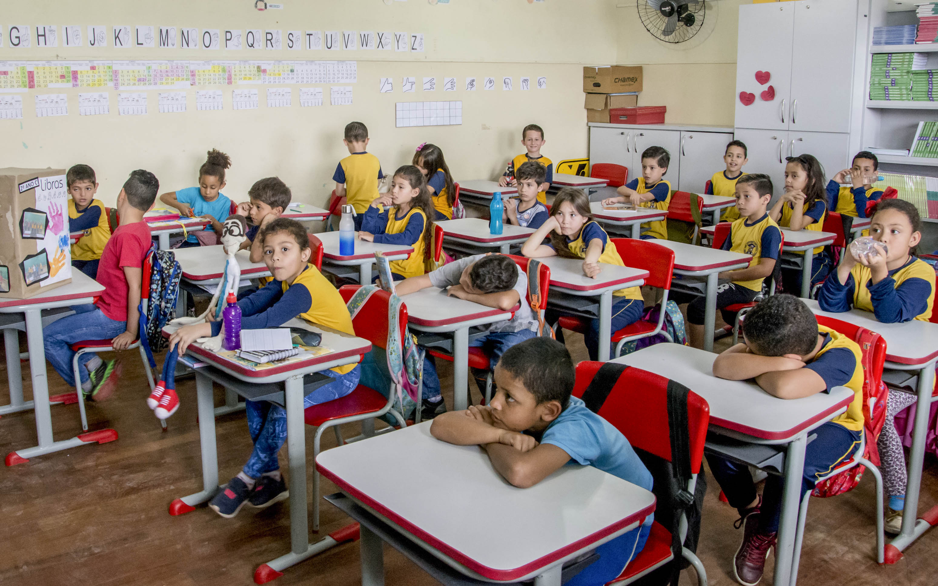 Escolas tiveram que esperar até 20 dias por instalação de ventiladores no verão