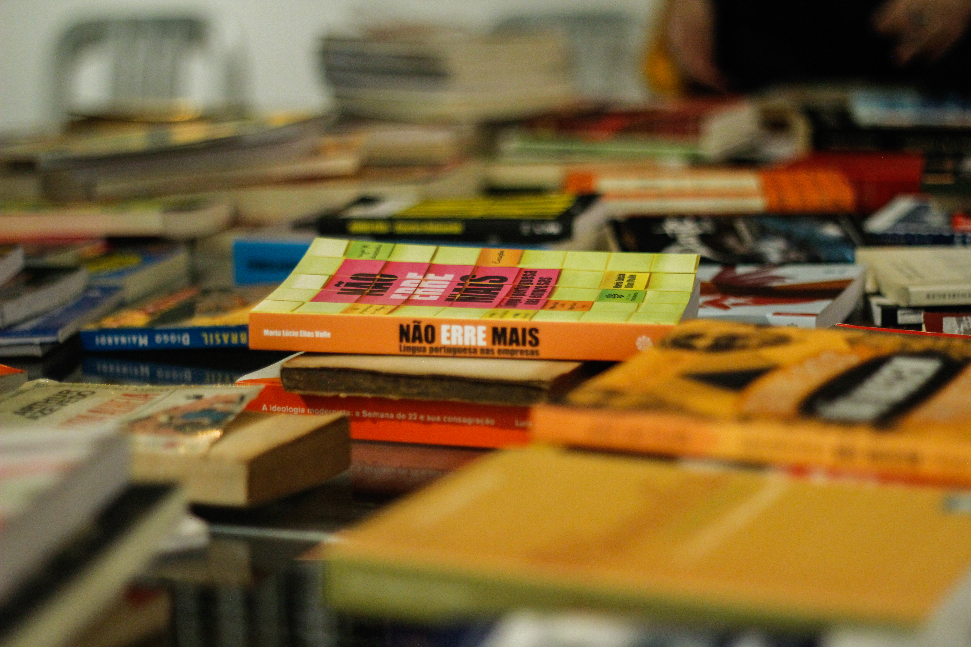 Feirão de livros da Editora UFPR começa dia 9 de abril