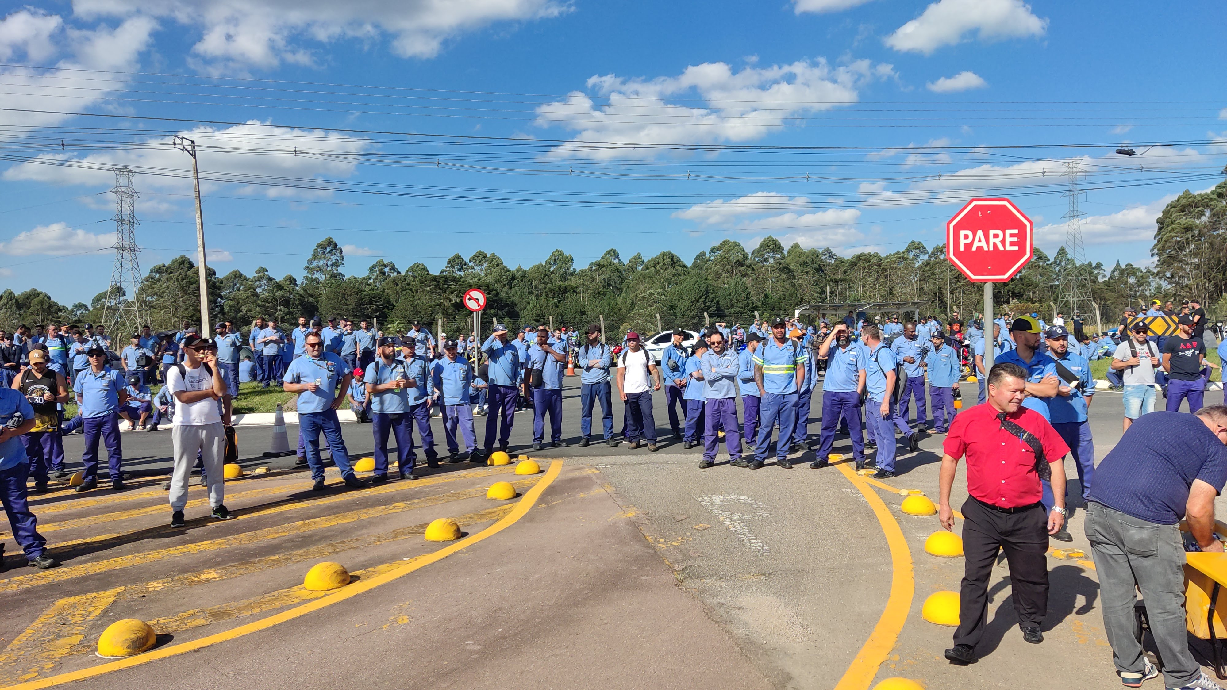 Metalúrgicos da Renault em São José dos Pinhais entram em greve
