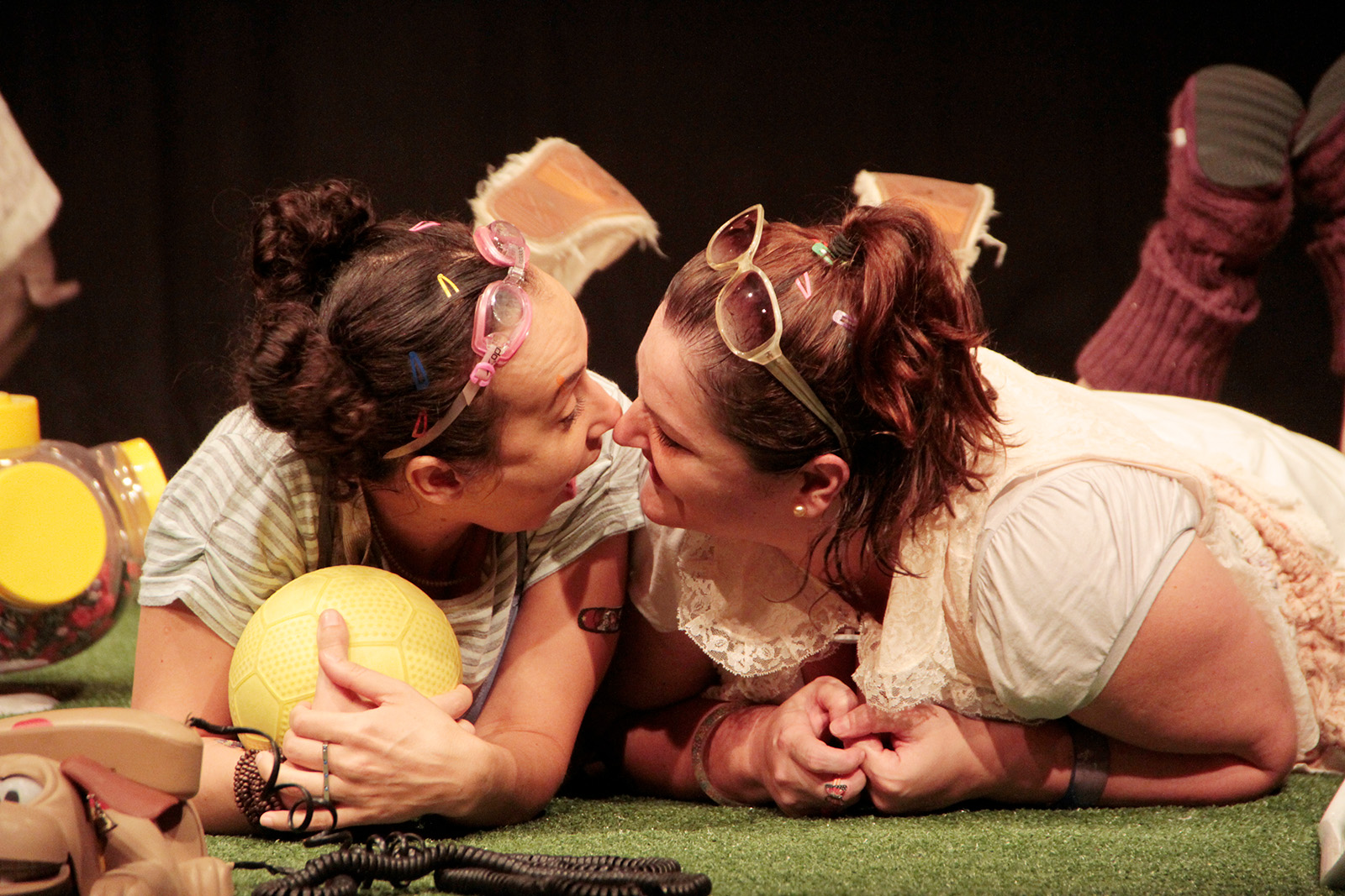 "Delicadas Embalagens" da CiaSenhas de Teatro volta para curta temporada em Curitiba
