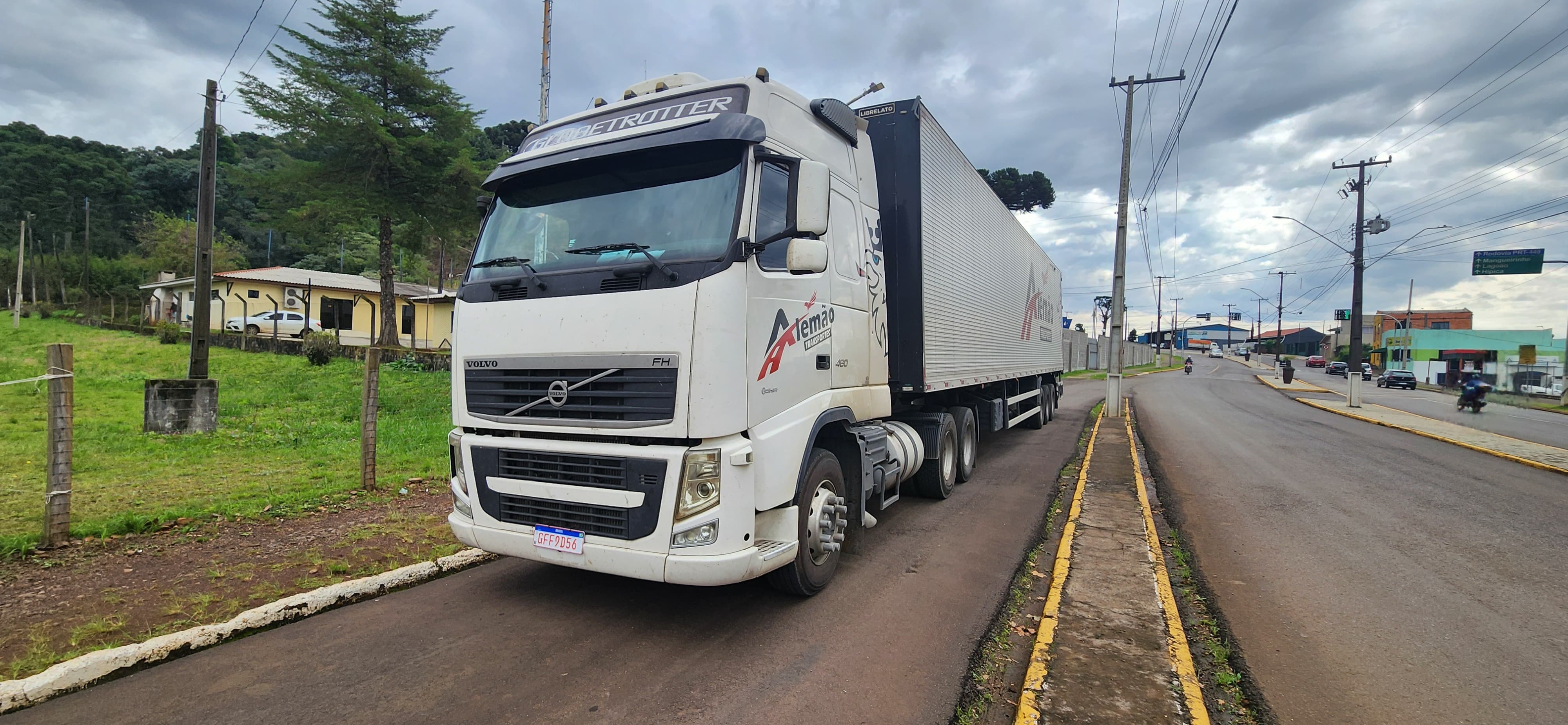 PM recupera caminhão com doações para o RS que havia sido furtado na região de Curitiba
