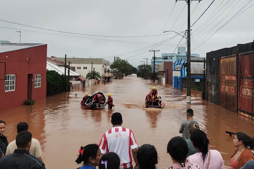 Corpo de Bombeiros de Curitiba arrecada doações para o Rio Grande do Sul