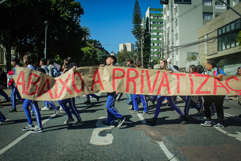 Projeto para terceirização de escolas gera protesto de alunos em frente à Assembleia