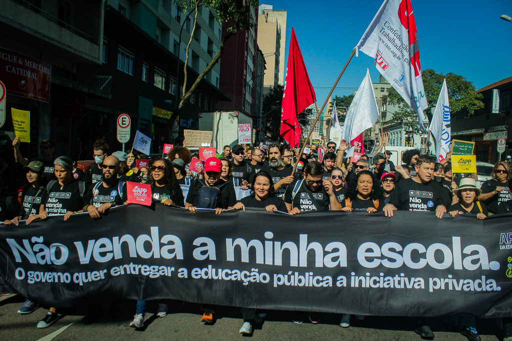 Deputados mudam detalhes, mas aprovam terceirização de 204 escolas
