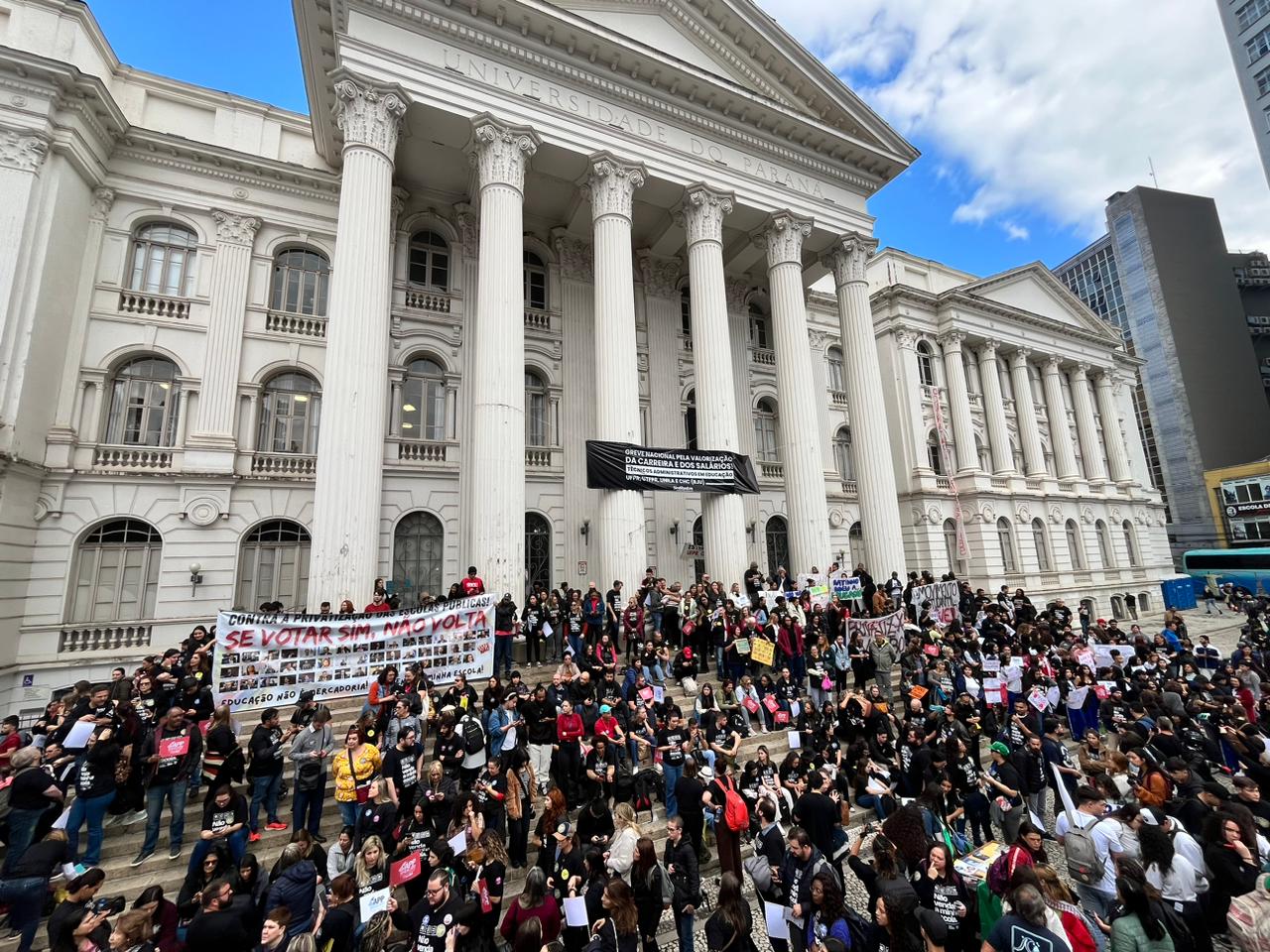 Greve chega a todas as escolas, diz sindicato; ato gigante pressiona contra terceirização